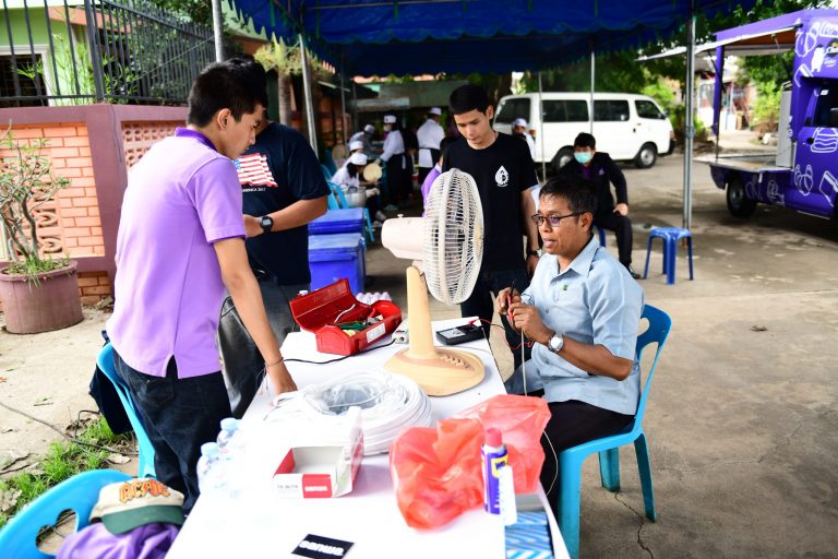 Rajamangala University of Technology Phra Nakhon (RMUTP), along with a team, is preparing bags of essential goods to be deployed to help natural disaster victims in the Phak Hai District, Phra Nakhon Si Ayutthaya Province.