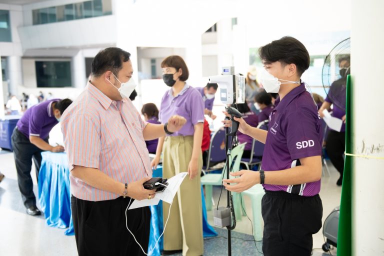 President of Rajamangala University of Technology Phra Nakhon (RMUTP) – Phranakhon, visited a vaccination center to observe the administration of the fourth dose of the COVID-19 vaccine.