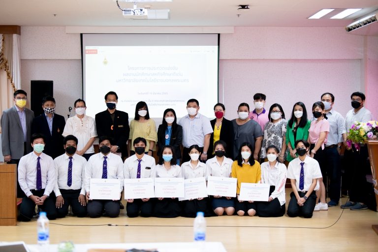 RMUTP organized a competition for outstanding cooperative education student projects.