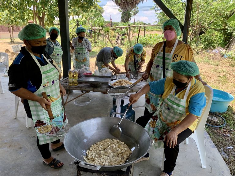 RMUTP is actively engaged in knowledge dissemination and the transfer of product processing techniques to the “Puey” community in Erawan Phakorn District.