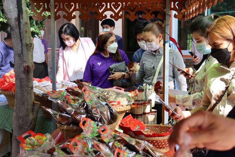 Rajamangala University of Technology Phra Nakhon (RMUTP) collaborates with the District Chief of Sriprachan District, Suphanburi Province, to research and develop the local community economy system.