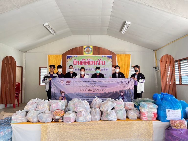 Rajamangala University of Technology Phra Nakhon (RMUTP) Alumni Association donated flood relief and winter assistance items at Nong Mor Kao School (Siri Tawee Poo Uppatham).
