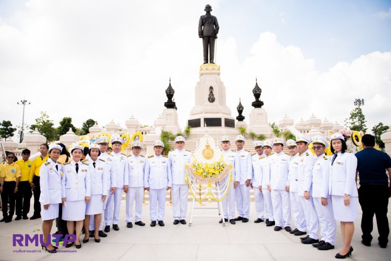 Participating in the ceremony of laying wreaths on King Rama IX Memorial Day, a day dedicated to commemorating the Ninth Great King.
