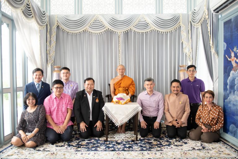 The executive committee paid homage and performed meditation at the feet of Phra Dhammawicharn, the abbot of Tewarajkunchorn Temple.