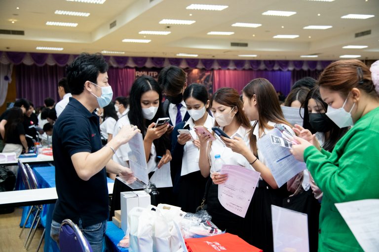 RMUTP organized a job fair to connect with employers, preparing graduates for employment opportunities.