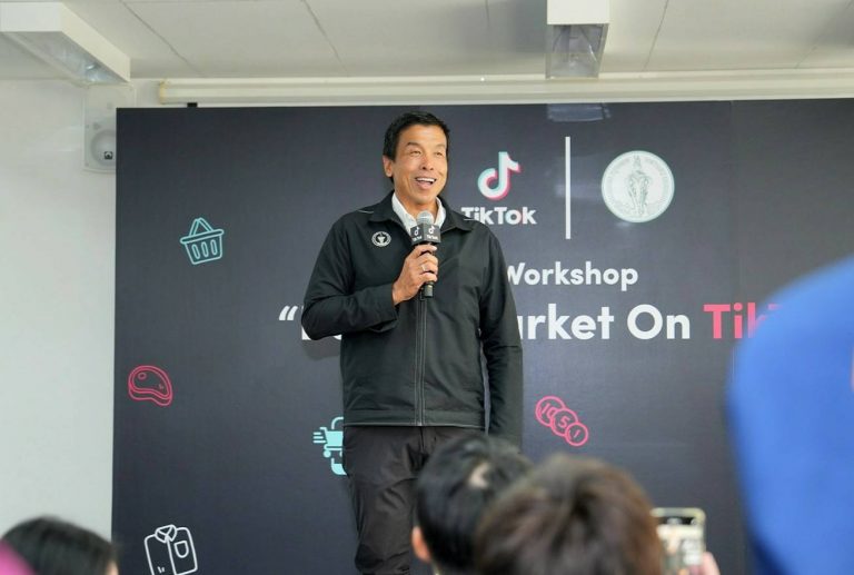 Executives of Rajamangala University of Technology Phra Nakhon joined in welcoming the Bangkok Governor at the launch of the “Bobae On TikTok” workshop.