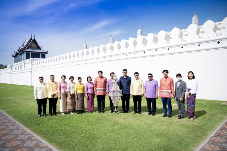 RMUTP Participates in Offering Lanterns on Visakha Bucha Day