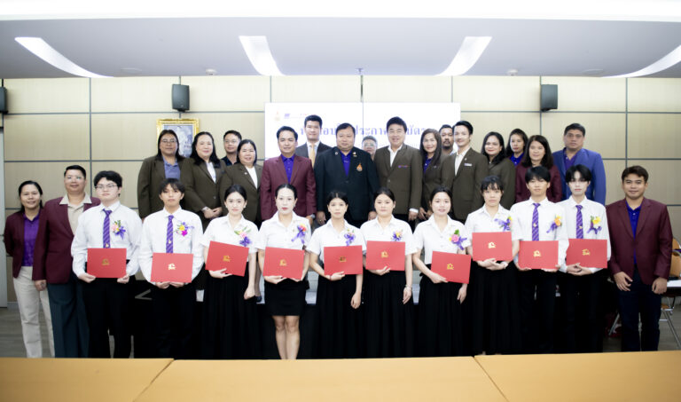 Borderless Friendship: The Faculty of Liberal Arts, Rajamangala University of Technology Phra Nakhon, presents certificates to Chinese students, strengthening international educational cooperation.